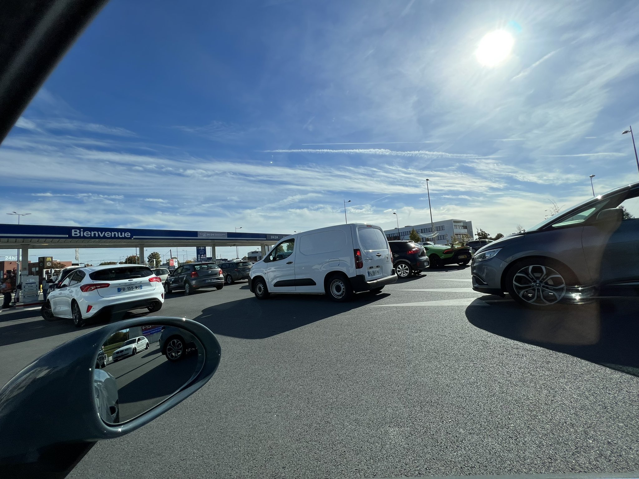 Френското правителство може да прекрати стачката в петролните рафинерии