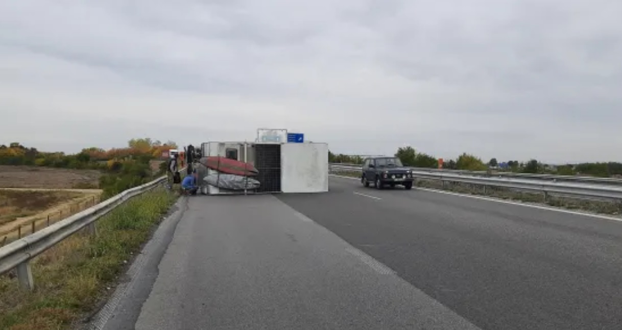 Кемпер се преобърна на магистрала "Тракия"