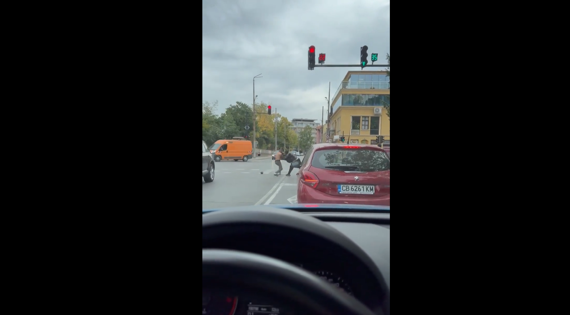 Бой до сградата на полицията в Казанлък (ВИДЕО)