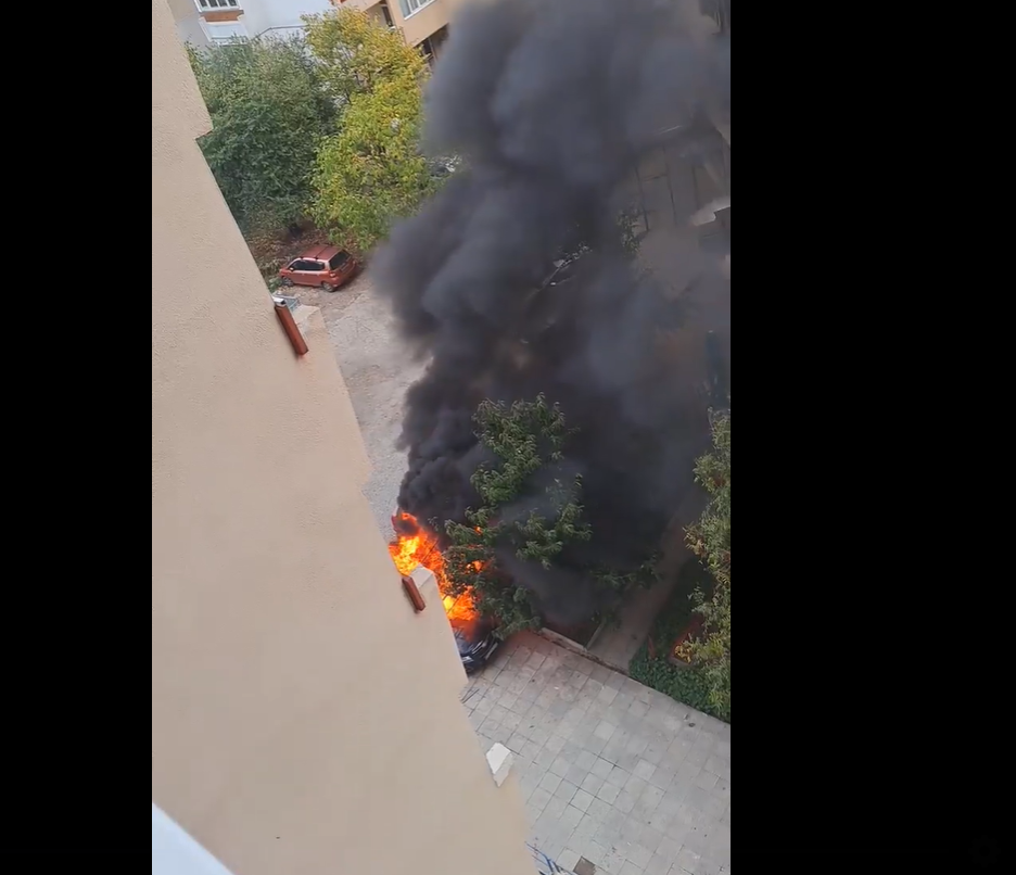 Пламнаха две коли и последният етаж на блок в София (ВИДЕО)