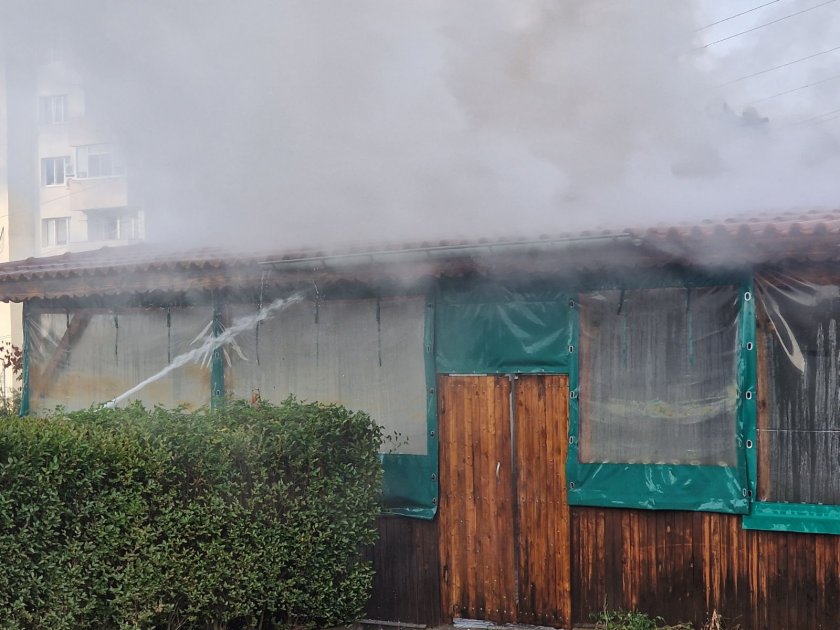 Виновникът за палежа в Казанлък се барикадира в дома си