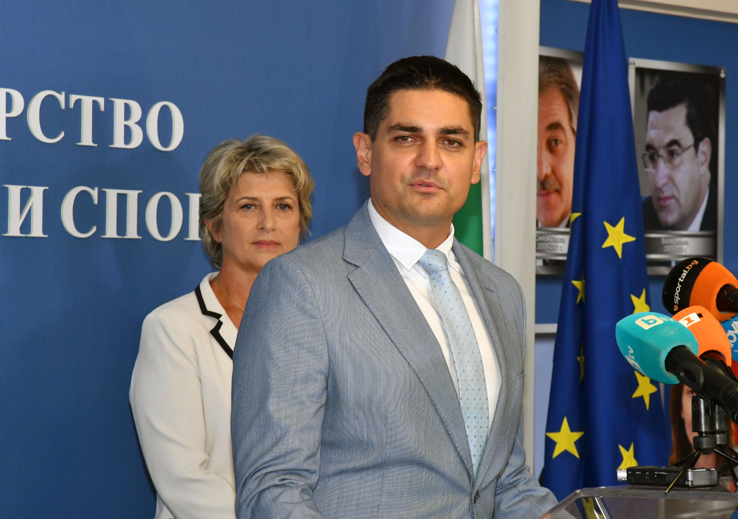 Лечева пратила договори на Радостин Василев на ГДБОП и ГДНП