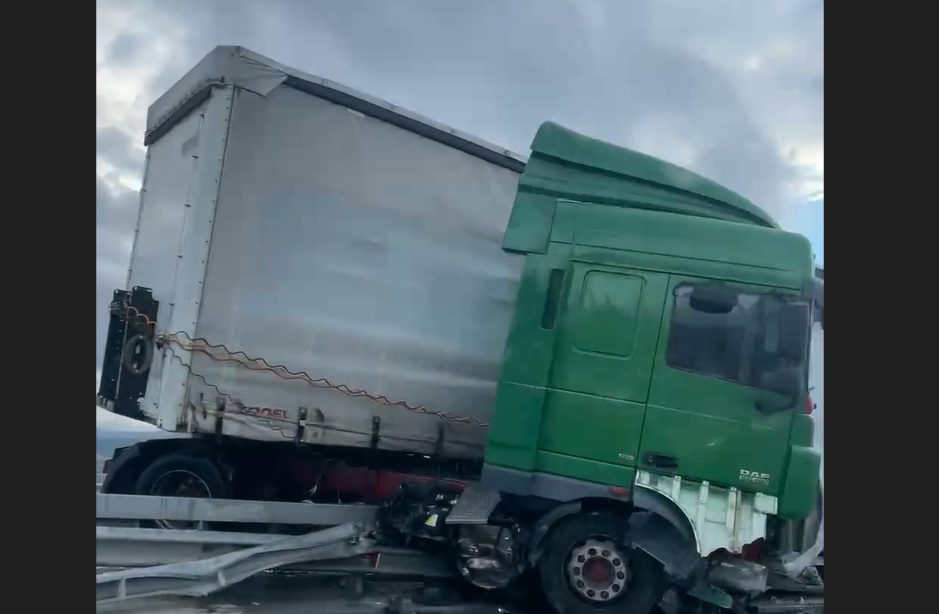 Тир катастрофира и се заби в мантинелата на магистрала „Струма”