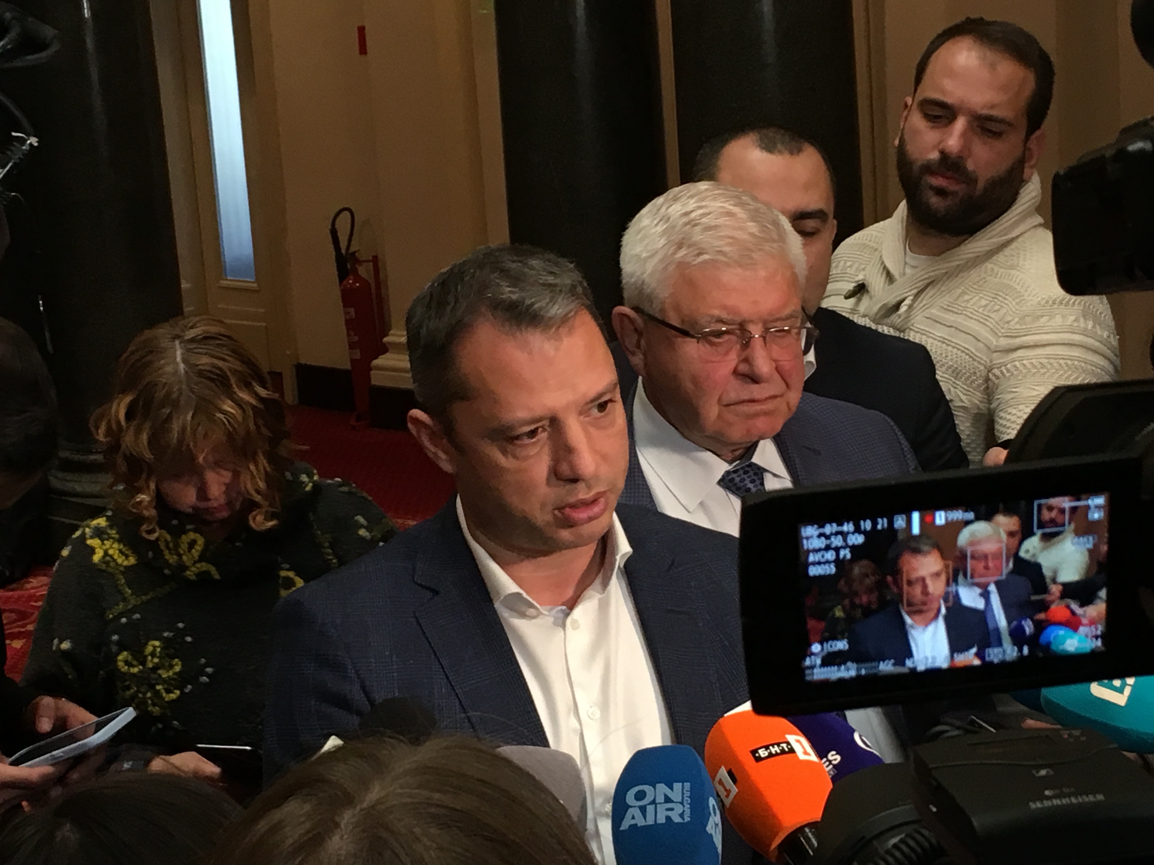БСП, ГЕРБ, ДПС и ПП се разбраха компенсациите да продължат, викат финансовия министър в НС