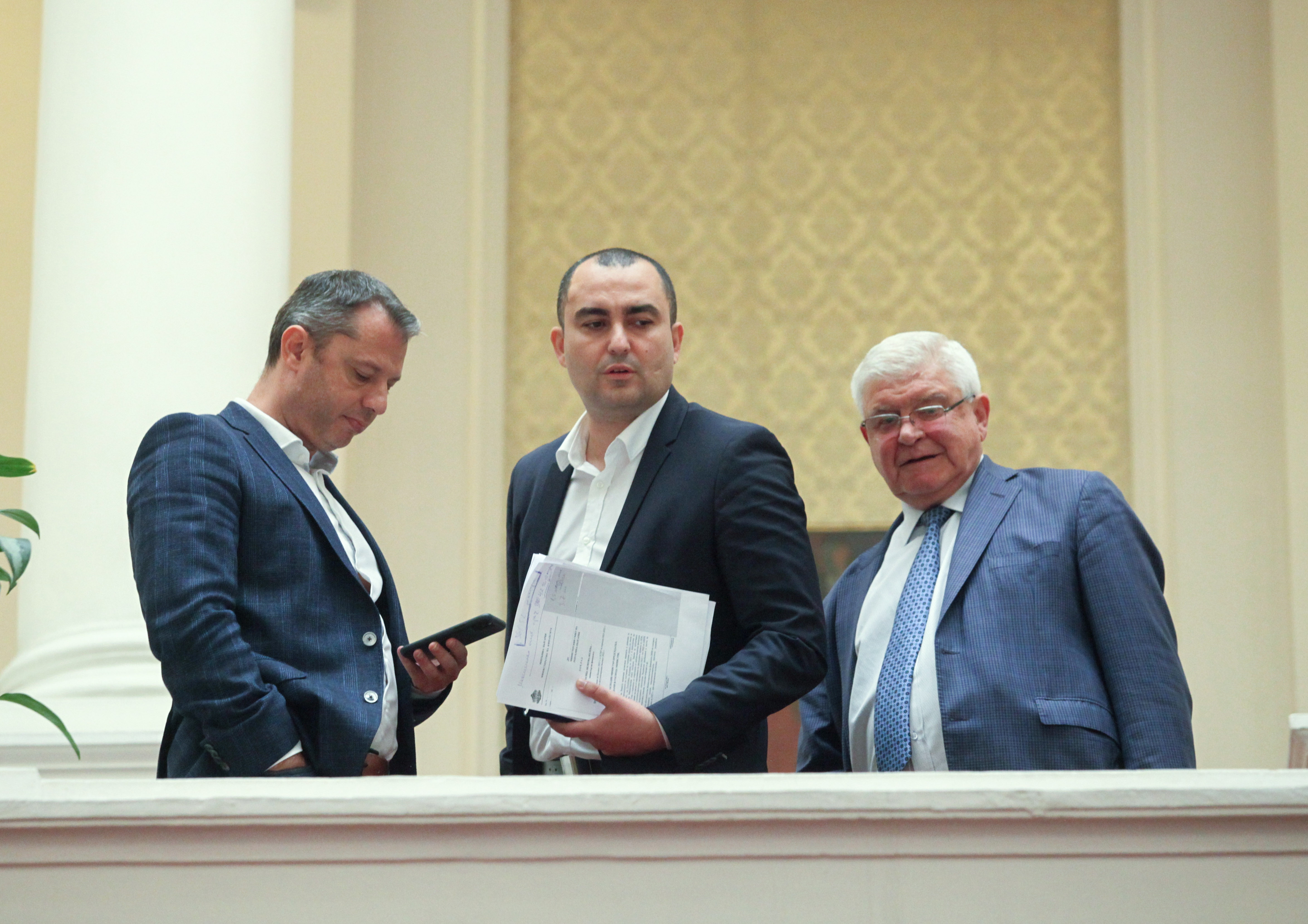 Викат финансовия министър в НС заради кризата (обзор)