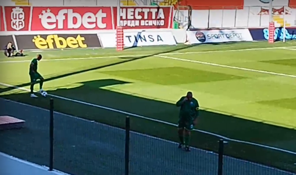 Бойко Борисов говори по телефона в почивка на "Витоша" (Бистрица) - ЦСКА 1948 (ВИДЕО)