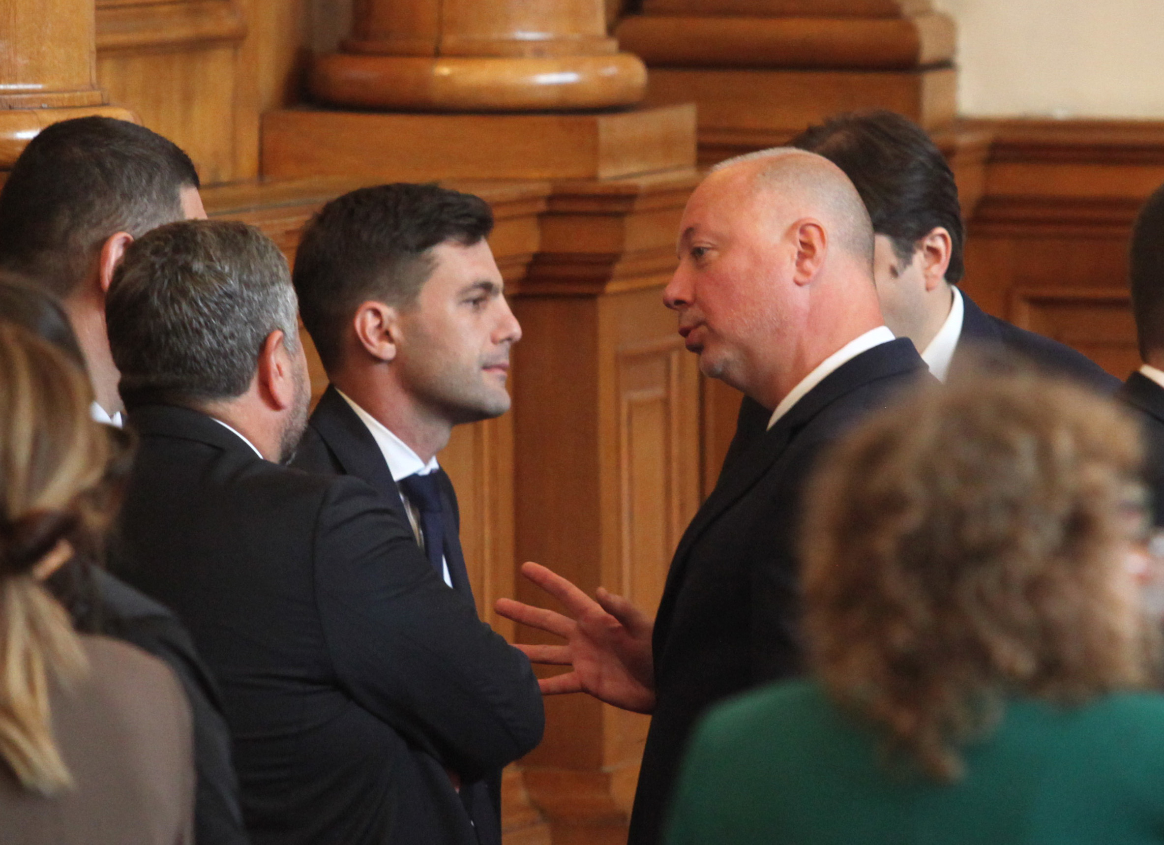 Чакаме бял дим от парламента