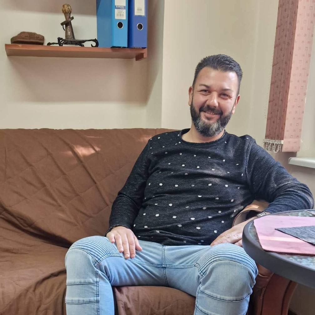 Психотерапевтът Адриан Аврамов от Велико Търново:  Младежи масово поръчват химически съставки по интернет и си приготвят бонбони опиати