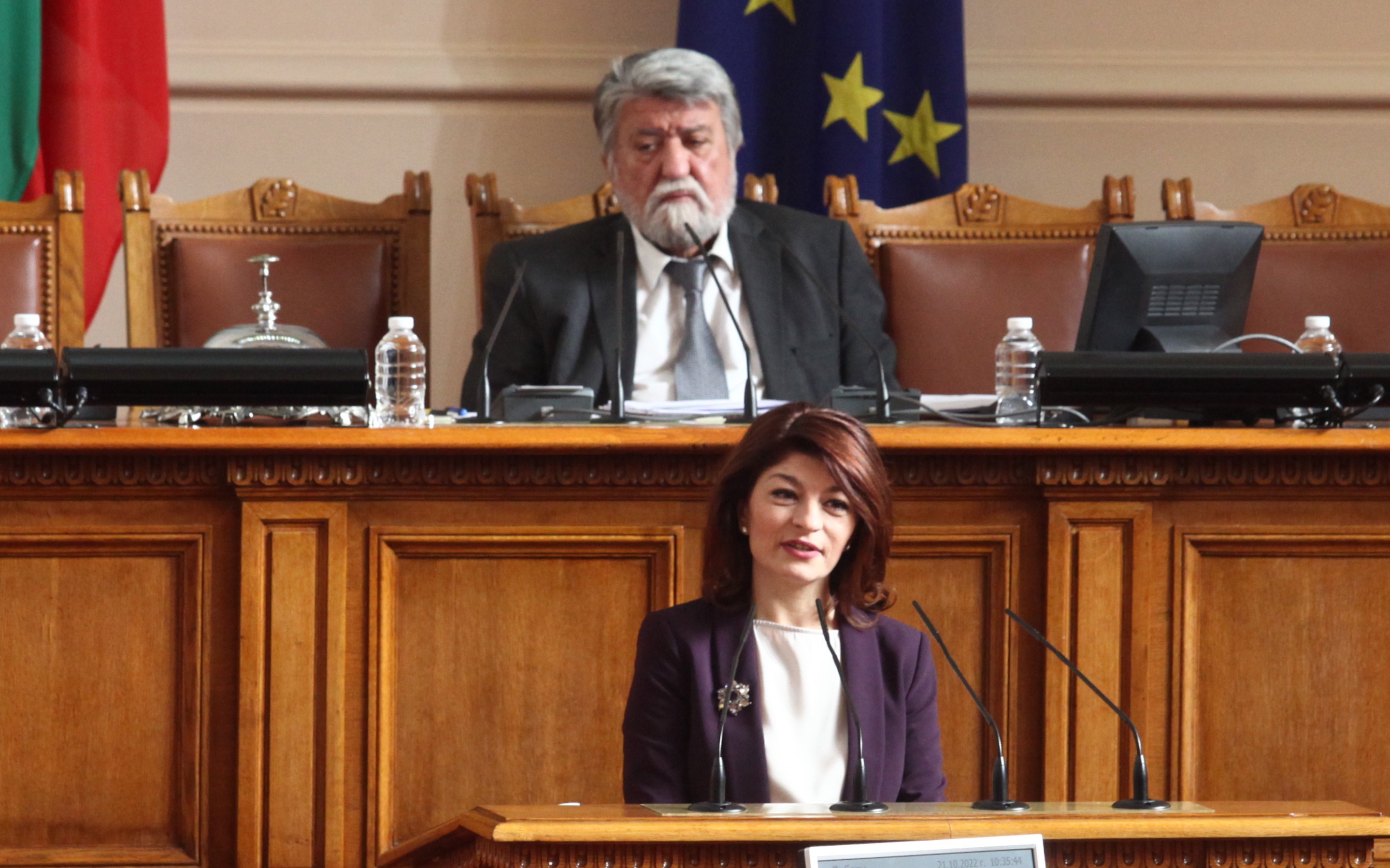 Атанасова: Не плащаме ли високата цена на това, че три дни нямаме едно възможно решение