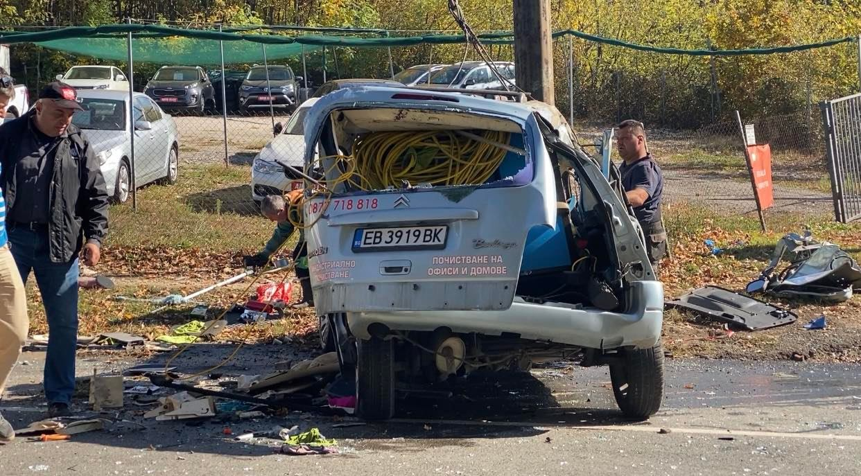 Двама мъже загинаха след удар на кола в метална ограда в Габрово