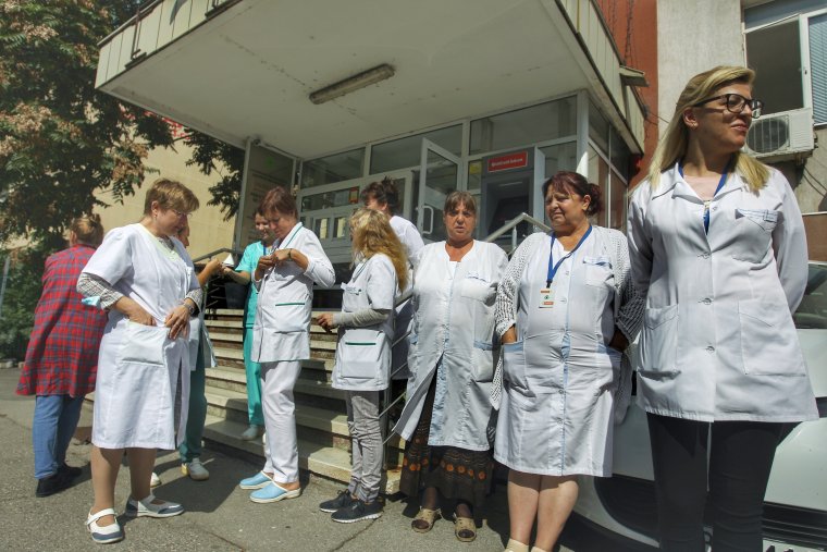 Увеличение на заплатите за служителите в РЗИ няма да има до края на годината