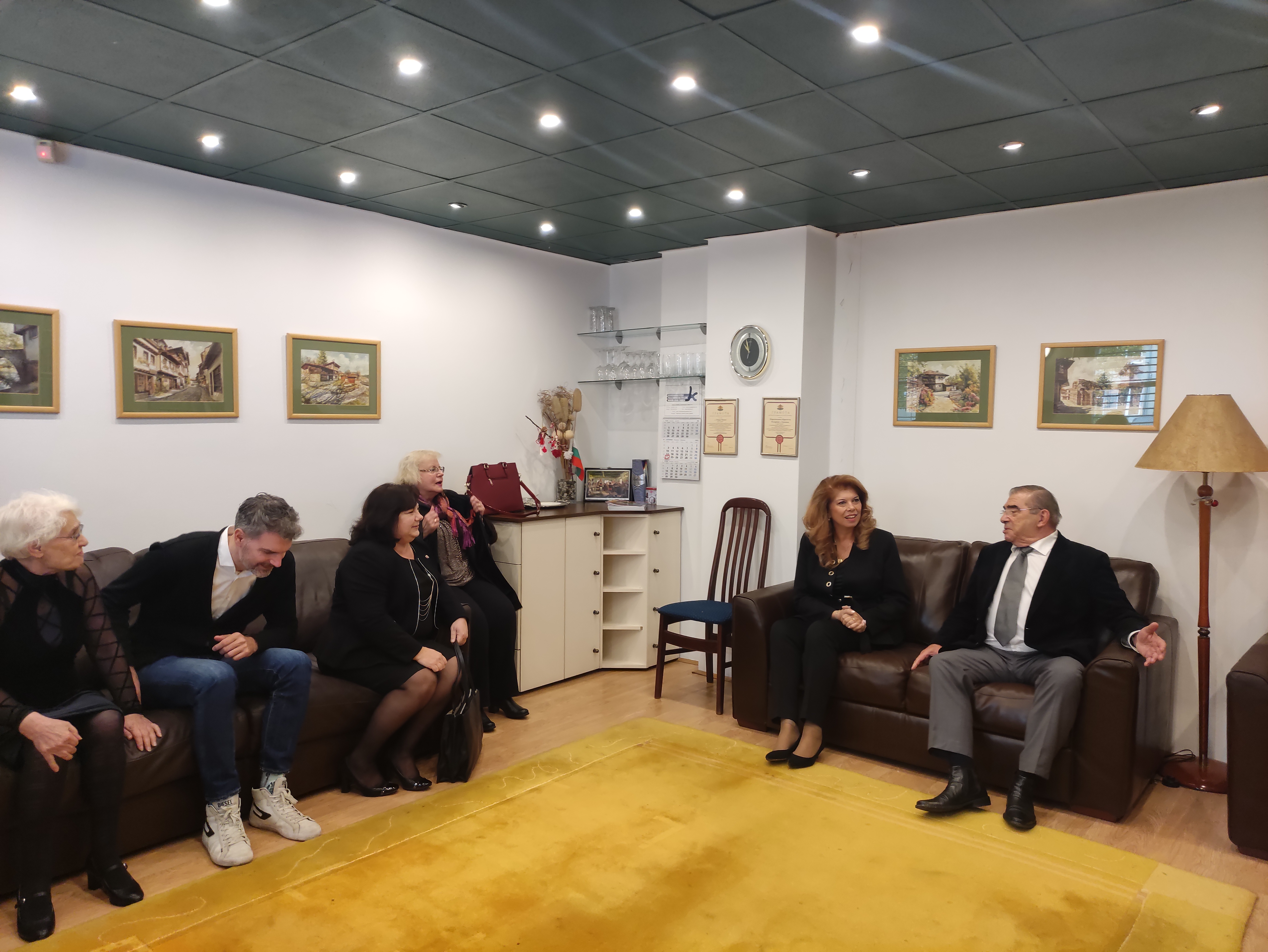 Йотова обеща пари за българските общности в чужбина
