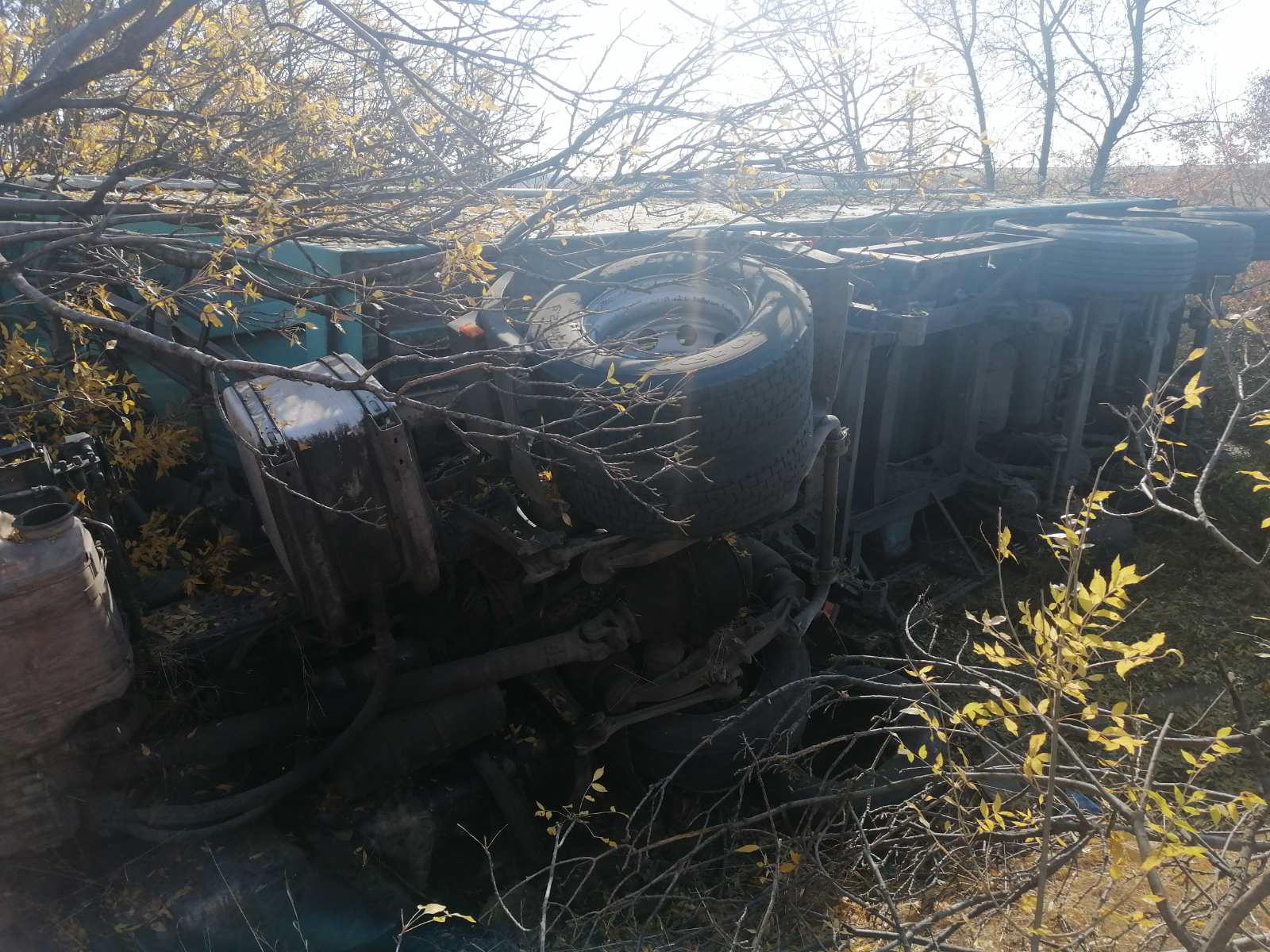 Камион се обърна на пътя Карнобат - Айтос, има жертва