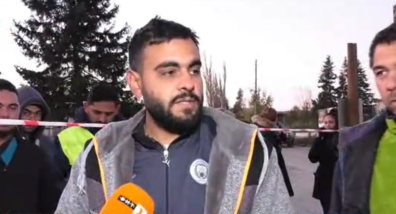 Близки на загиналия в изкоп работник копаели с голи ръце, за да го открият