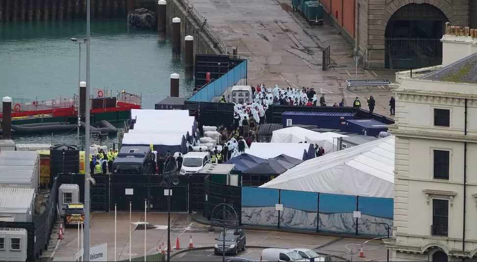 Мъж атакува с коктейли "Молотов" мигрантски център в Дувър