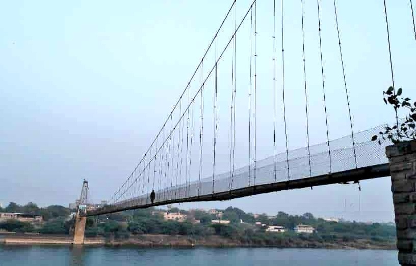 Стотици хора паднаха в река при рухване на мост в Индия (ВИДЕО)