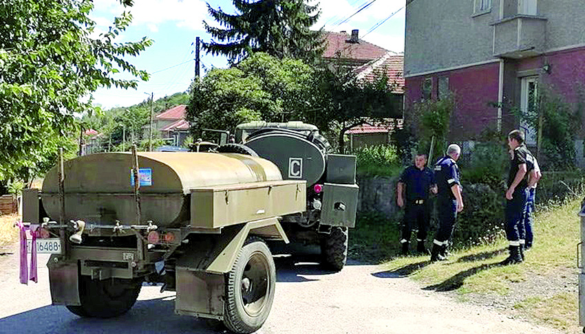 Раздават вода от държавния резерв 