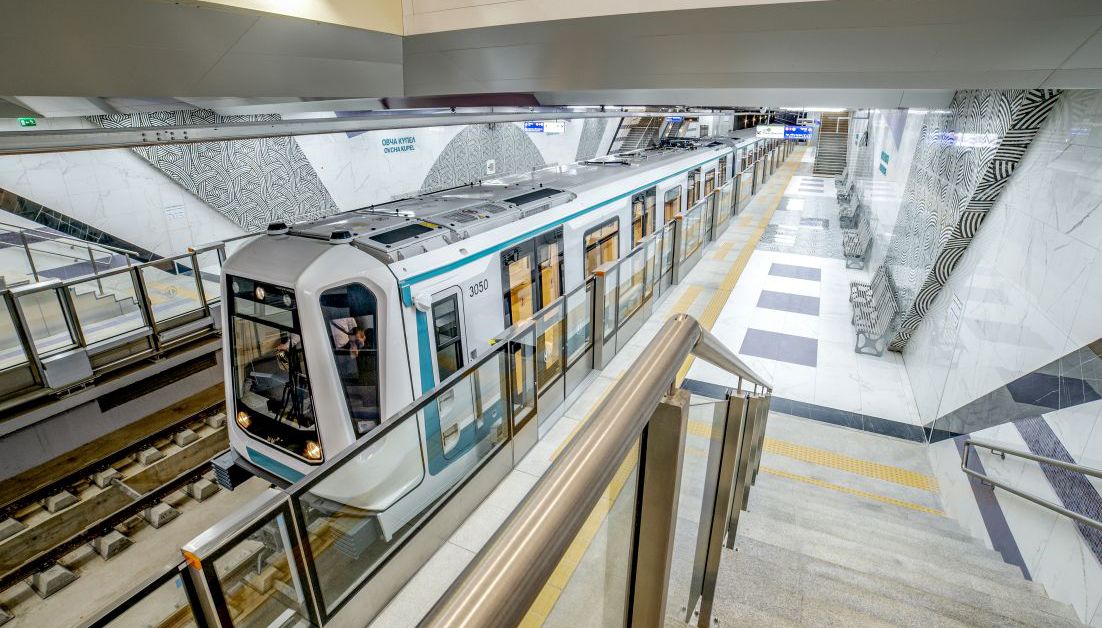 Закъсал влак забави движението на метрото в София