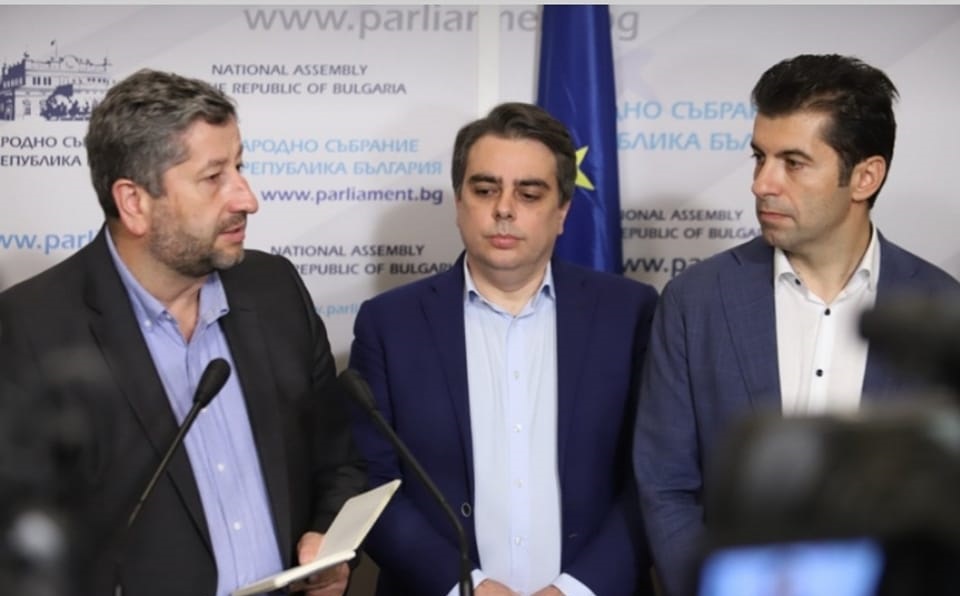 Докога ГЕРБ-СДС ще учат ПП и ДБ на демокрация?