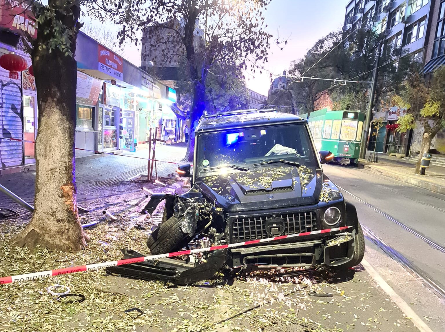 Mercedes G-класа с германска регистрация катастрофира в София (СНИМКИ)