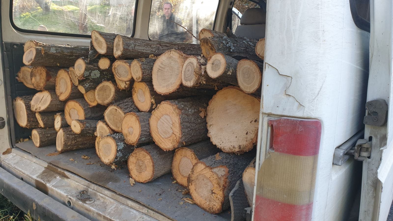 Бракониер заля с бензин горски служител