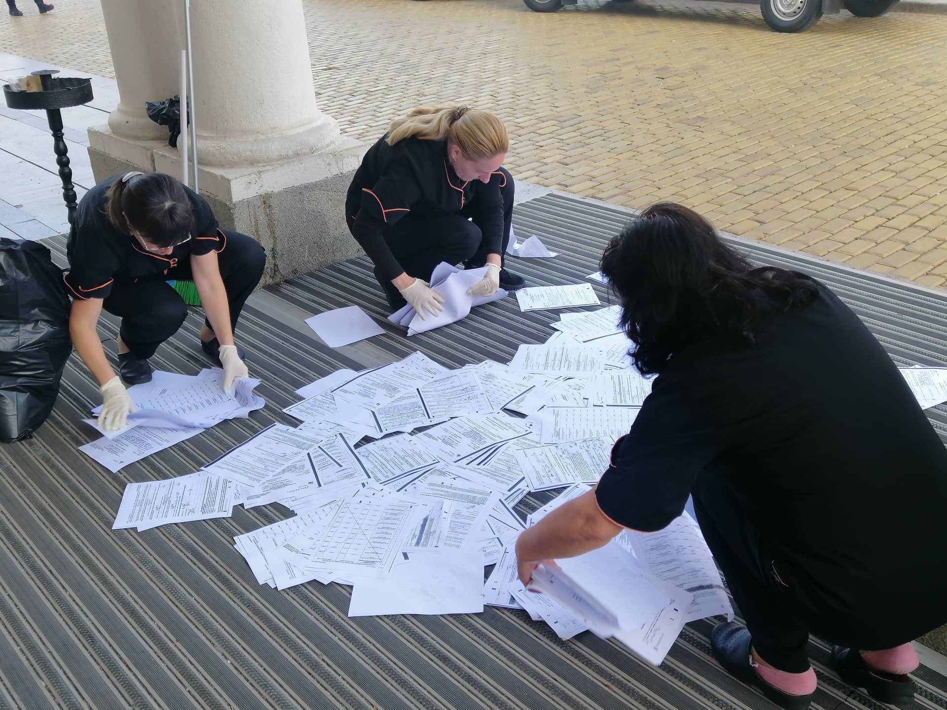 Мая Манолова разпиля протоколи и хартиени бюлетини пред входа на НС