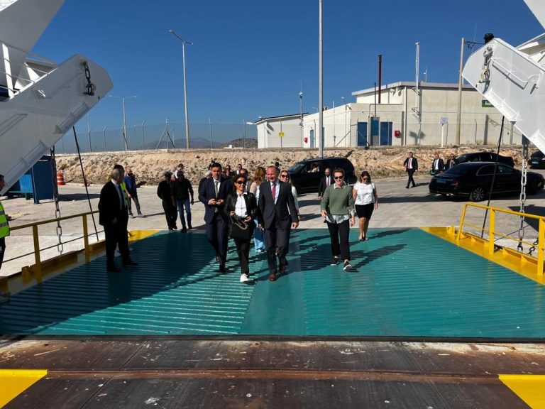 Наши министри на терминала Ревитуса - гледаха разтоварването на танкер с газ за България