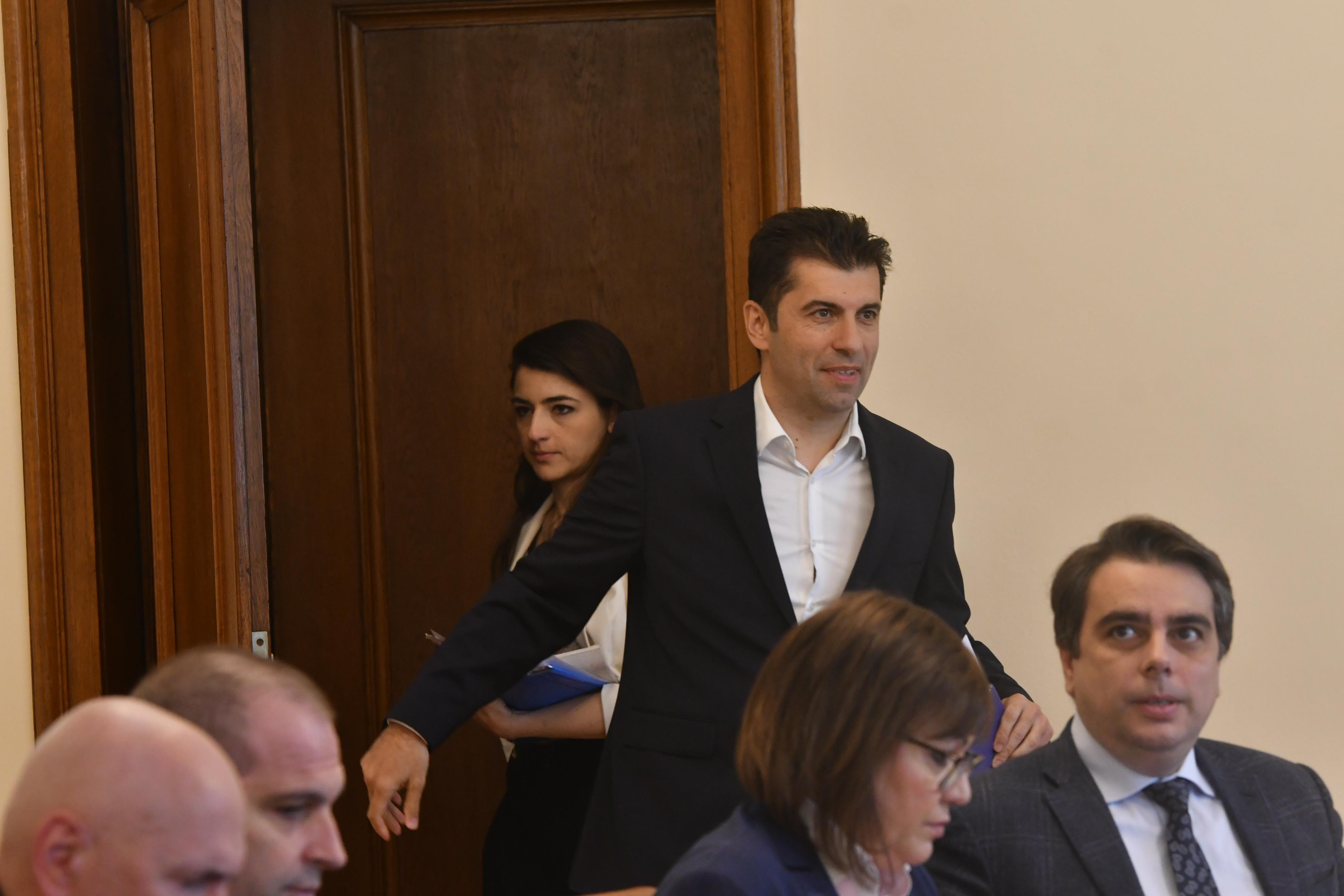 ПИК: Десет висши държавни служители със сигнал в следствието за препродажба на газ, ощетила държавата с 10 млн. лева, при кабинета "Петков"