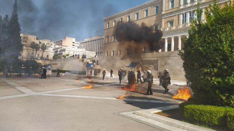 Обща стачка и атаки с "Молотов" в Гърция