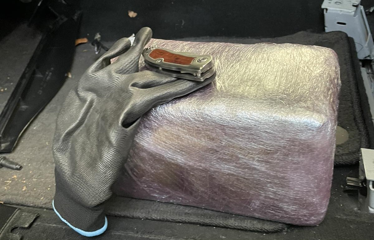 Задържаха над 3,5 кг кокаин на "Гюешево" (СНИМКИ и ВИДЕО)