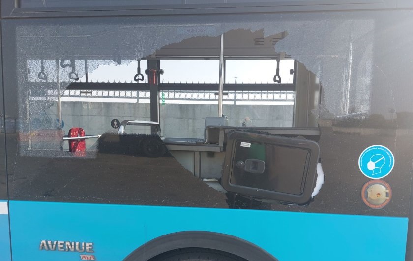 Ученици са изпочупили автобуса на градския транспорт в Пловдив