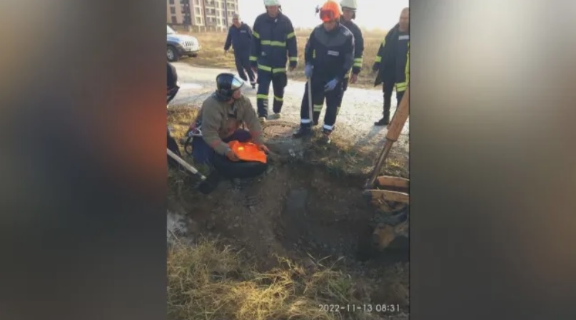 Мъж стоя заклещен над 11 часа в тръба в Пловдив, измъкнаха го с леки охлузвания