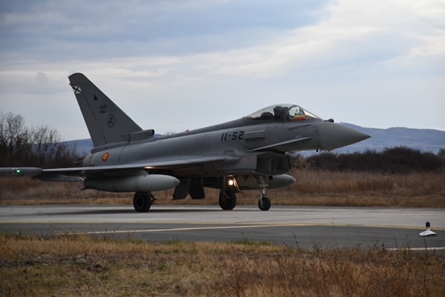 Испанските "Юрофайтър"-и извършват опознавателни полети