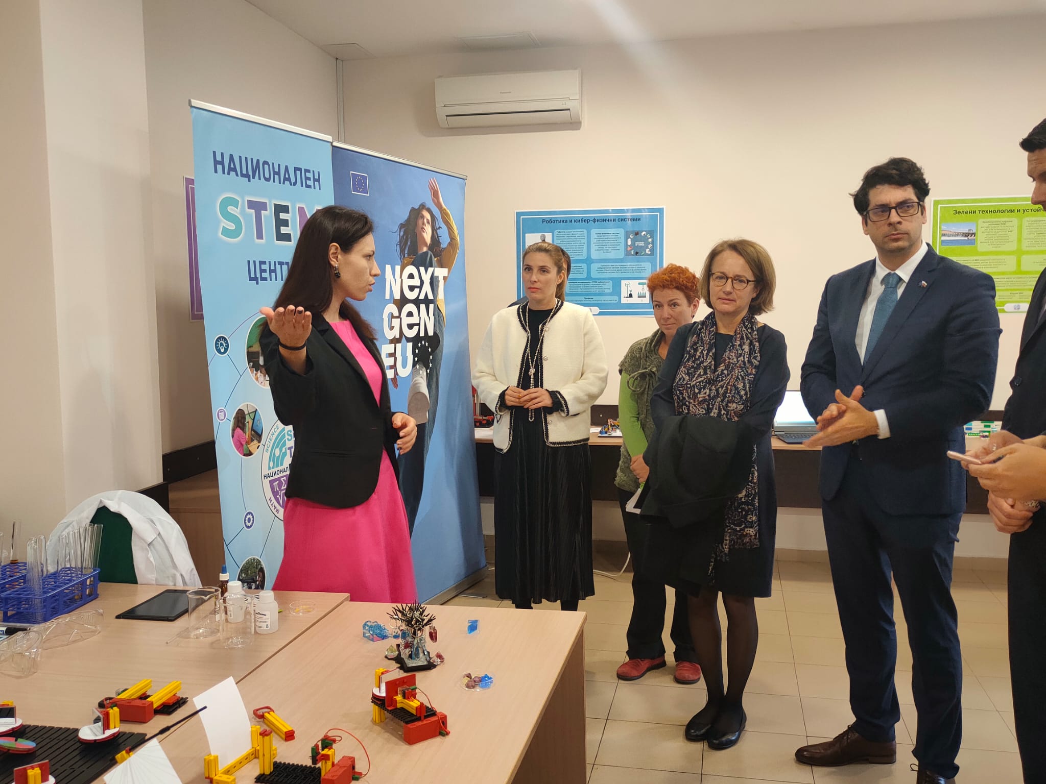 В 2240 училища ще бъдат изградени STEM центрове