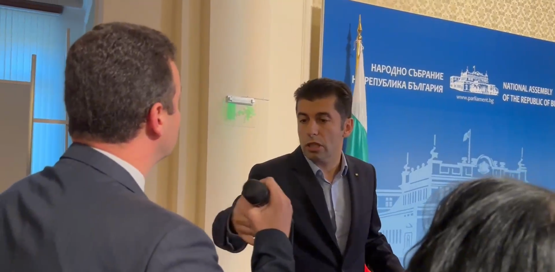 Скандал в НС: ГЕРБ с обвинение към ПП, Петков се опита да им вземе микрофона (ВИДЕО)