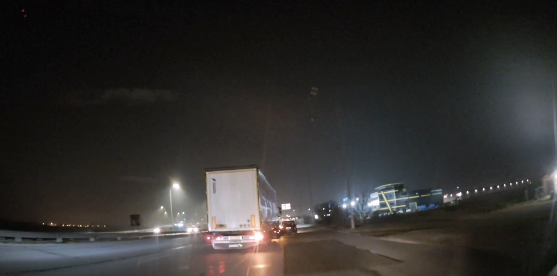 Тир избута от пътя кола на бул. "Ботевградско шосе" и избяга (ВИДЕО)