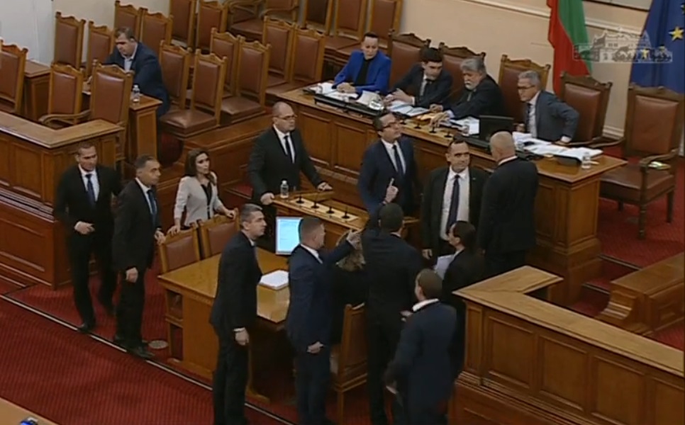 Скандал между БСП и "Възраждане" прекрати заседанието на парламента