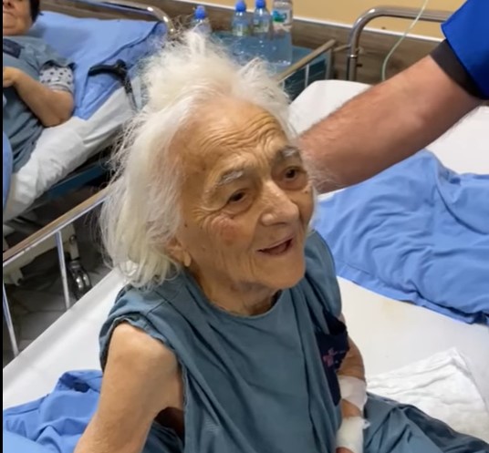 102-годишна акушерка посрещна рождения си ден в "Пирогов" (ВИДЕО)