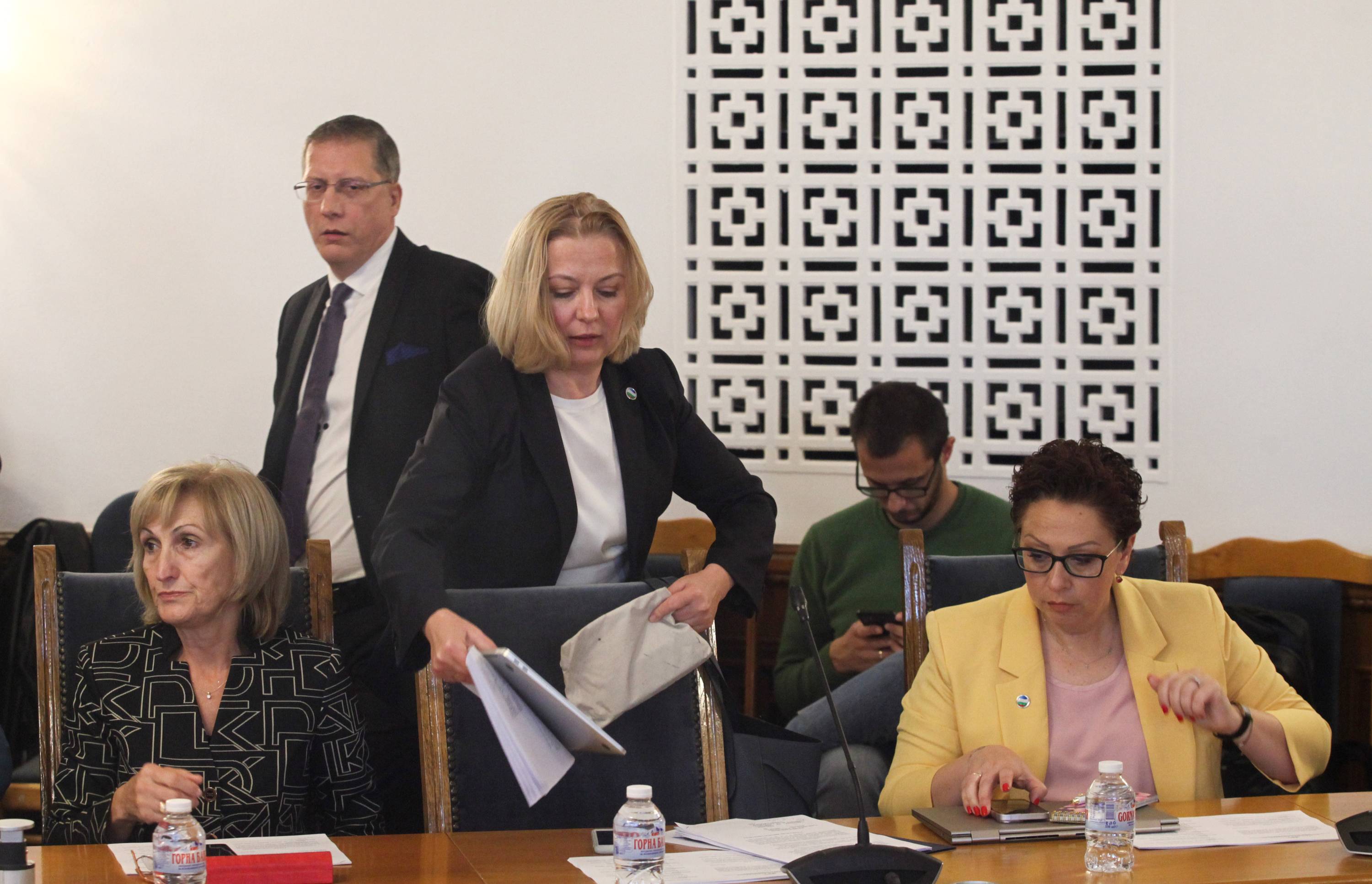 ПП и ДБ с опит да провалят кворума и да отложат обсъждането в правната комисия за връщане на хартиената бюлетина