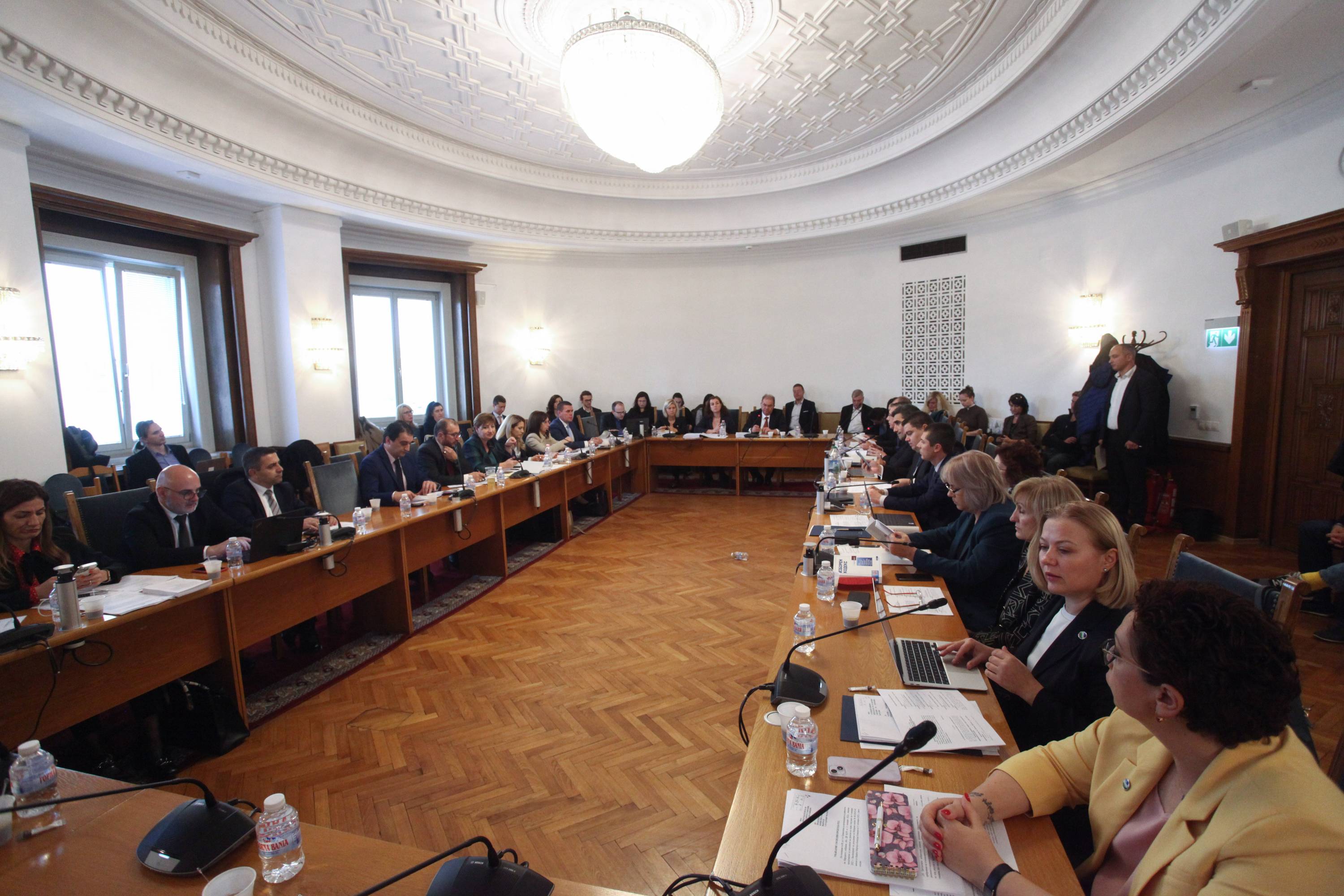 Правната комисия реши да няма избирателен район "Чужбина"