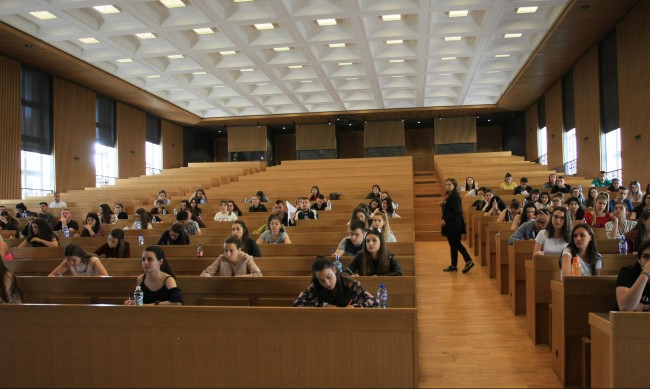 Отпадат удостоверенията за студенти и докторанти