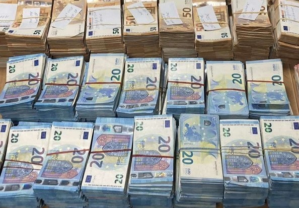 Откриха недекларирани над 1 млн. евро в хладилен камион на МП "Лесово" (ВИДЕО/СНИМКИ)