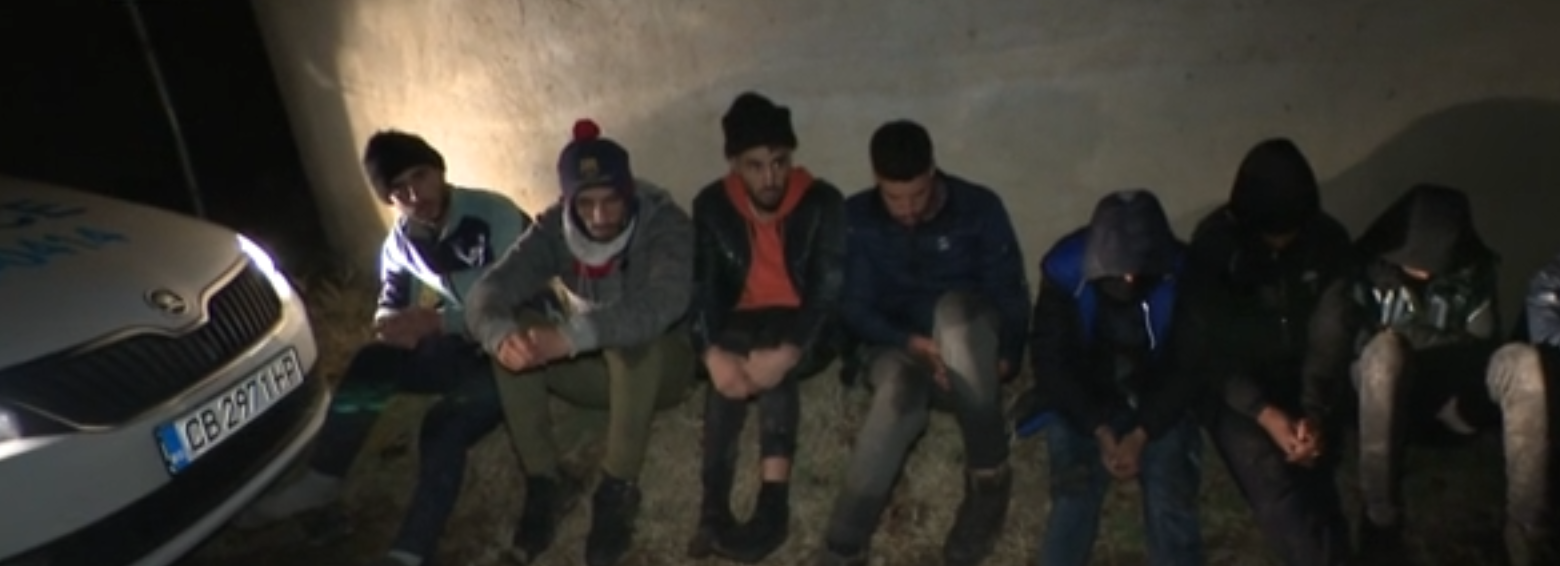 Трафиканти изоставиха 13 мигранти в столичен квартал