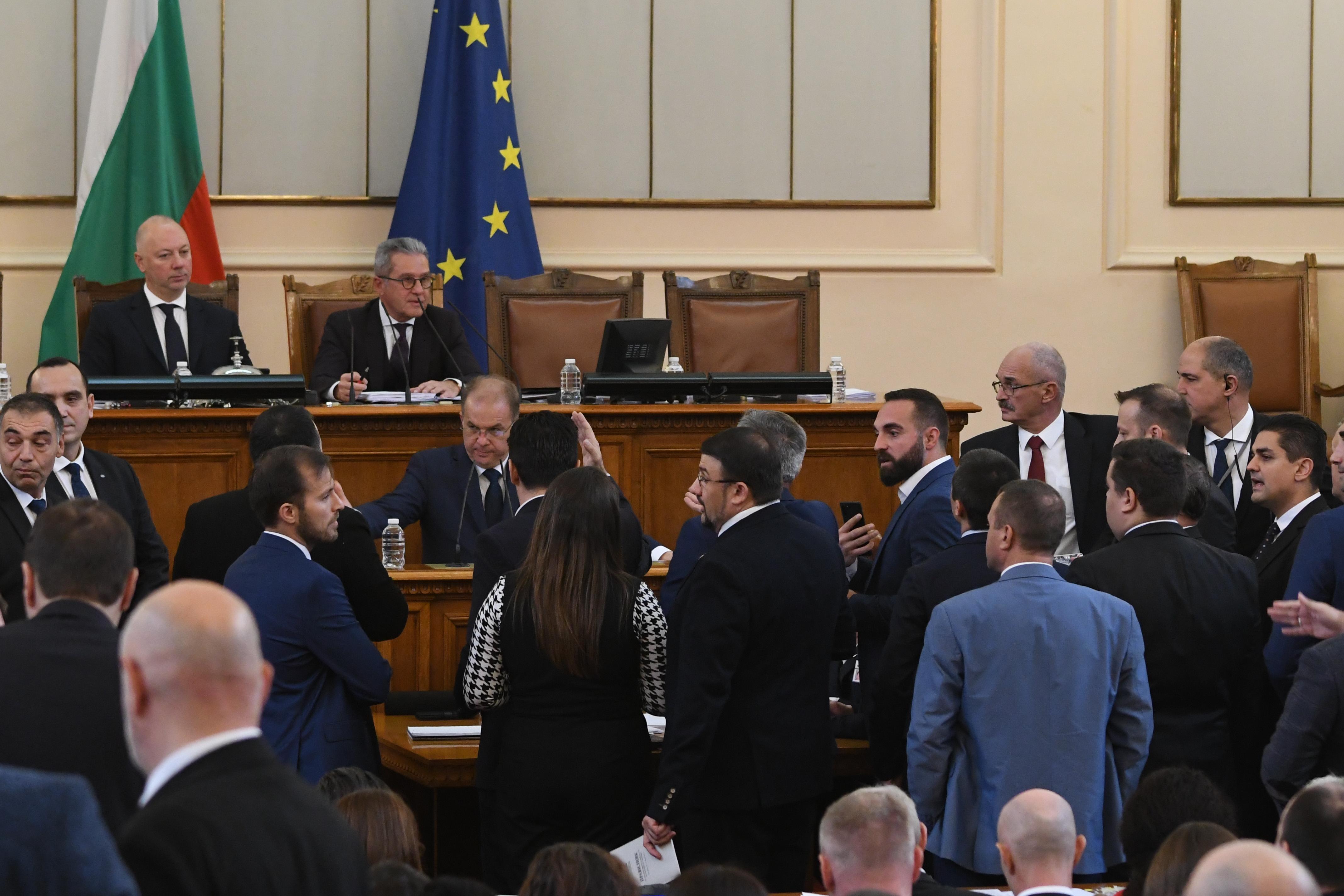 Скандал в парламента, отстраниха депутат от ПП от пленарната зала