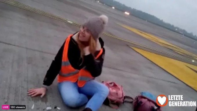 Екоактивисти се залепиха за писта и спряха временно полетите в Берлин