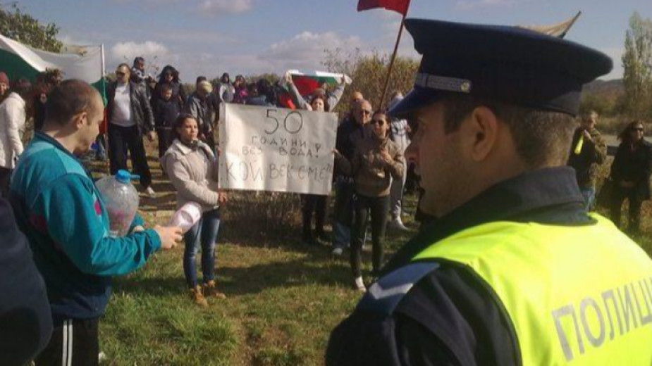 Жители на Омуртаг блокираха пътя София-Варна заради безводие