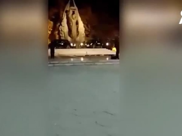 Джипове се качиха по стъпалата на Паметника на Съединението в Пловдив (ВИДЕО)