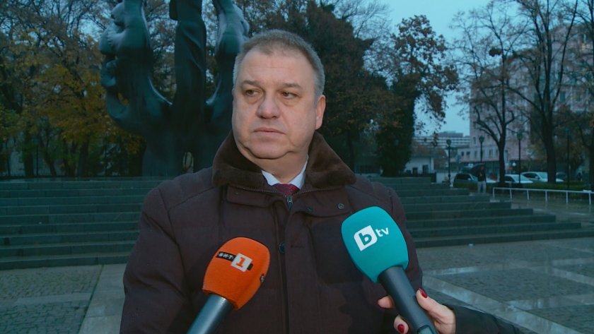 Задържаха мъжете, които качиха джиповете си на Паметника на Съединението в Пловдив