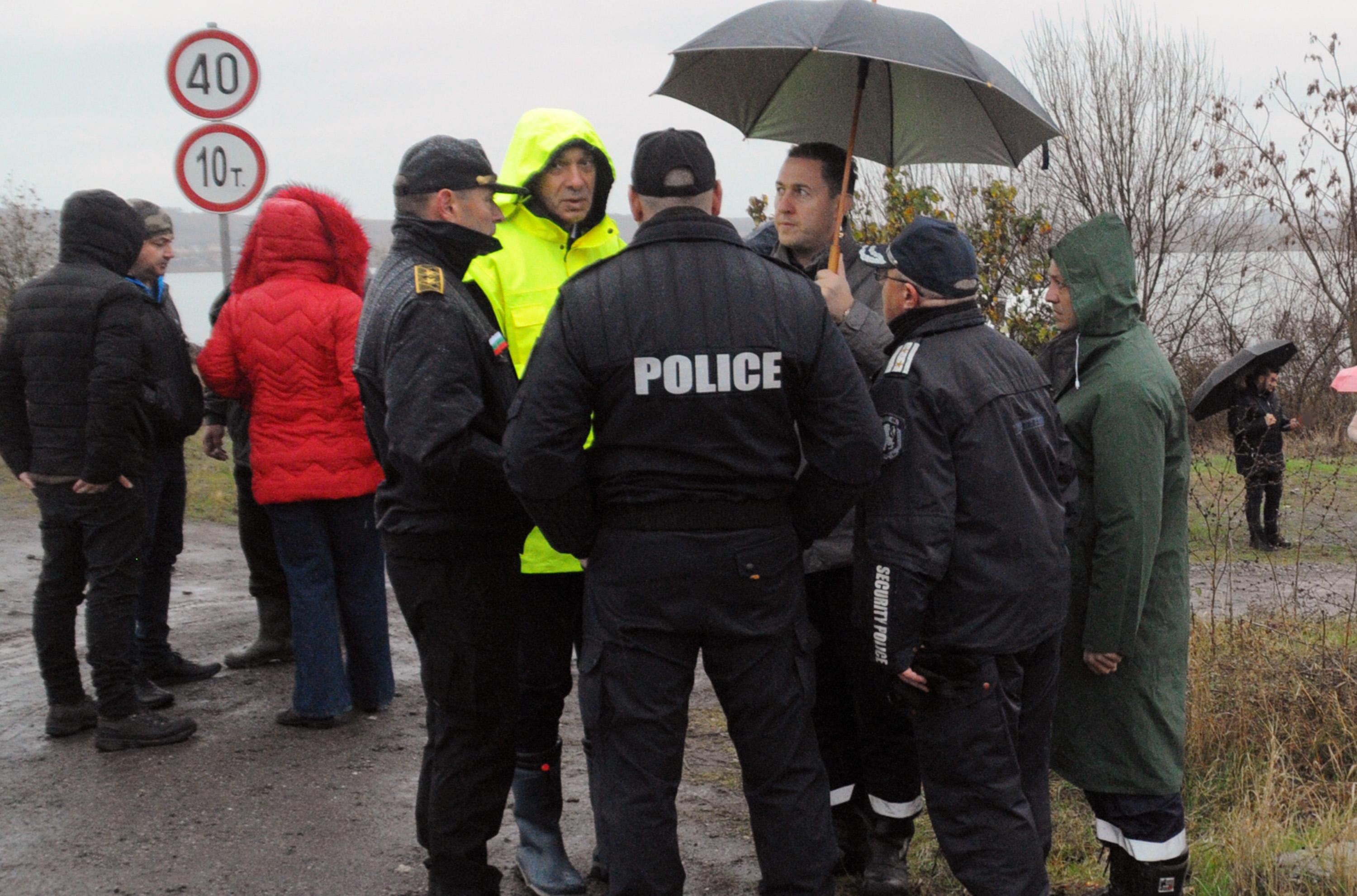 Подновява се издирването на изчезналите рибари в езерото "Мандра"