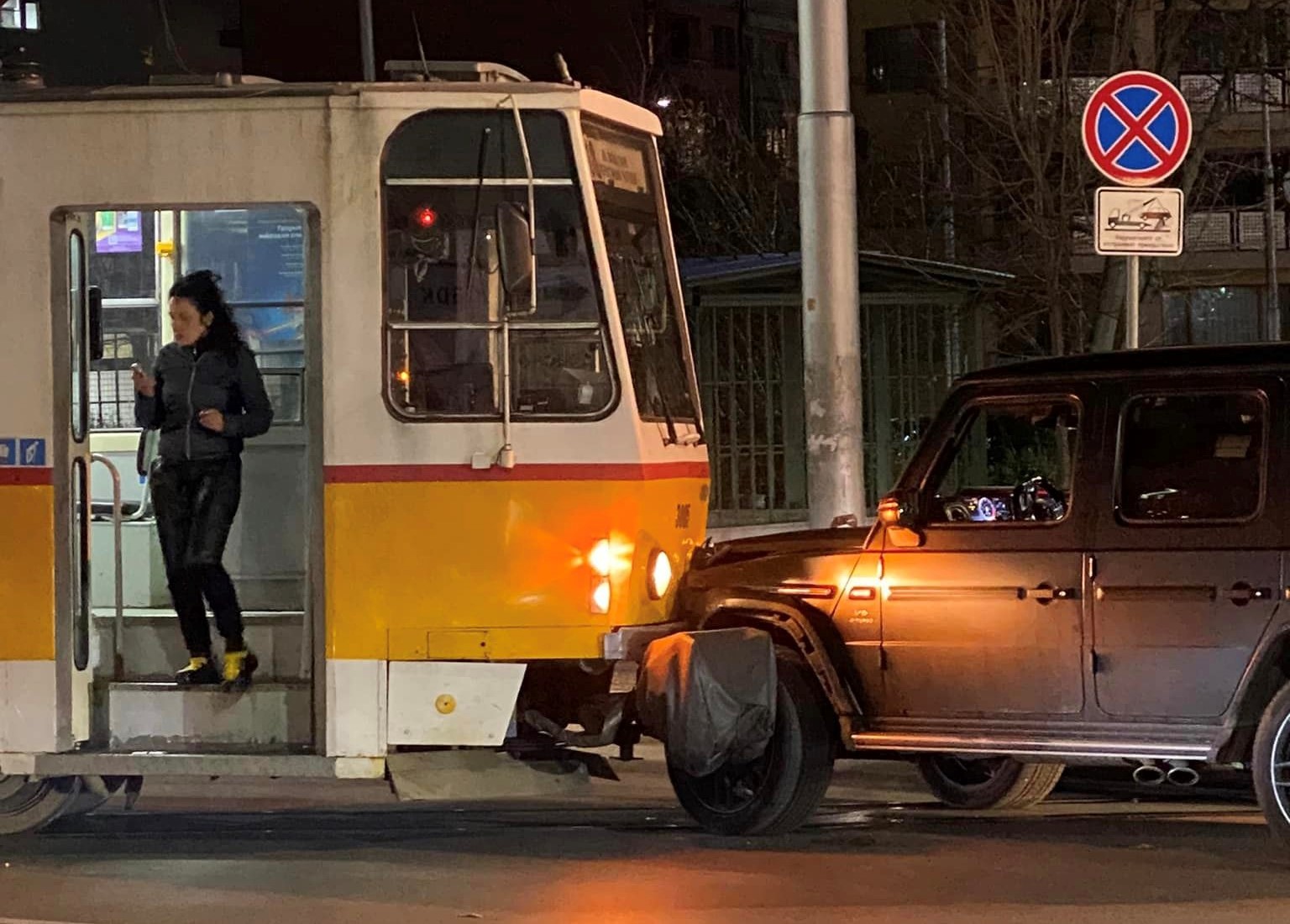 Джип се удари челно в трамвай в София